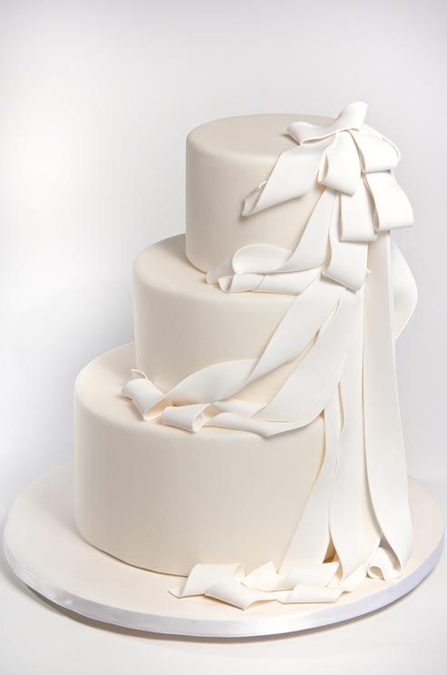 White wedding cake|Santorini wedding inspiration