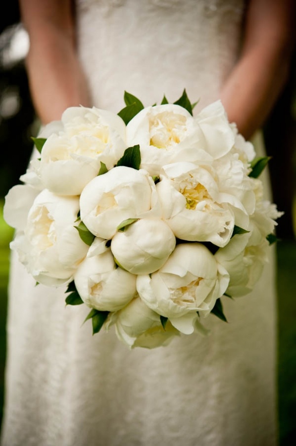 white bouquet| Santorini wedding inspiration