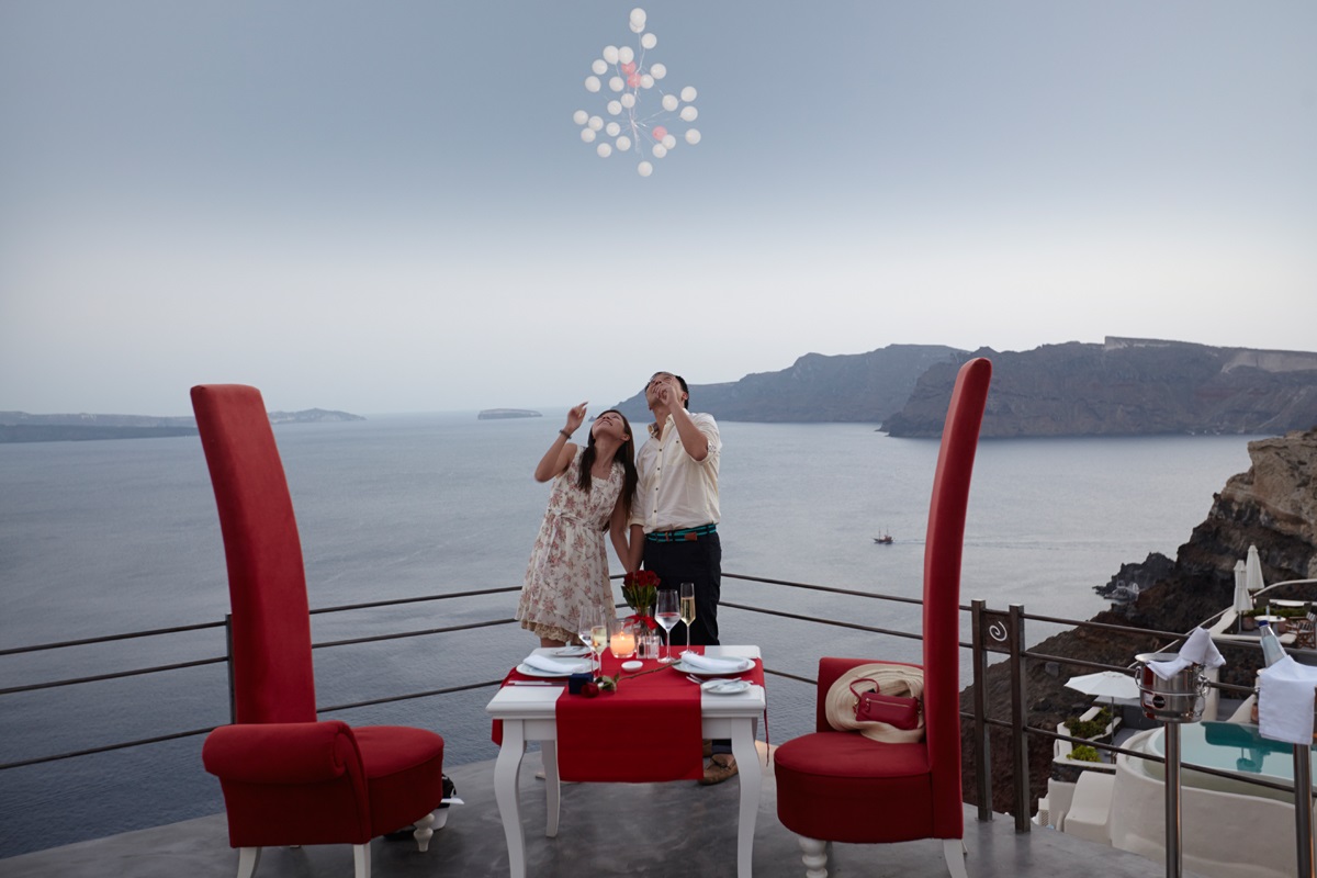 Santorini marriage proposal-balloons