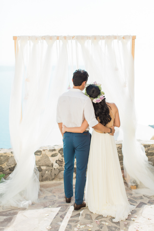 Classy elopement in Santorini