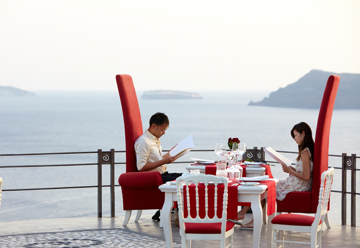 Santorini marriage proposal-romantic dinner