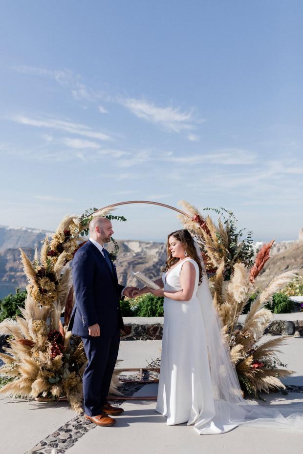 Modern and bohemian wedding ceremony with pampas in Santorini