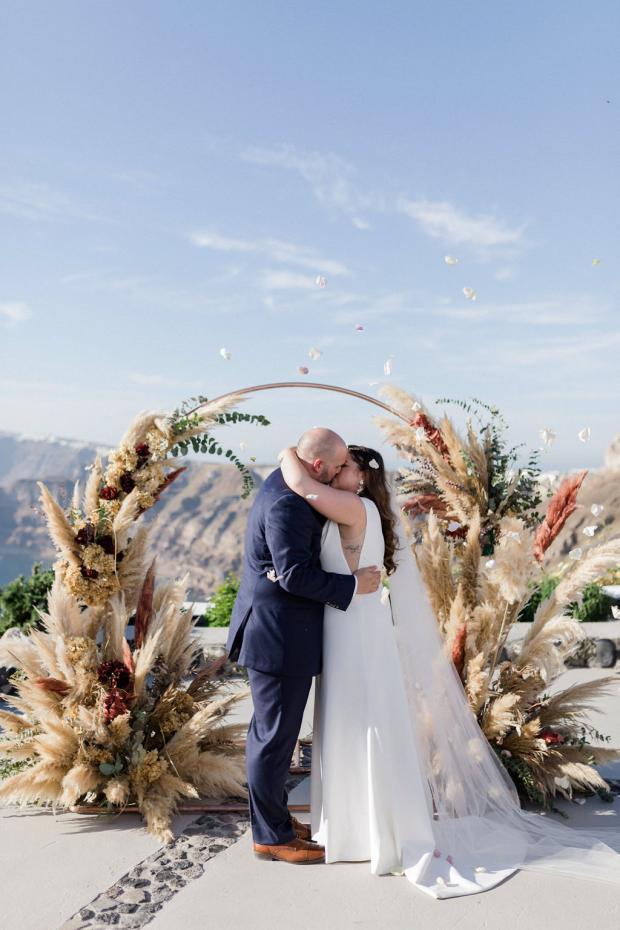 Modern and bohemian wedding ceremony with pampas in Santorini