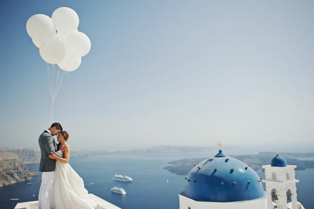 Whimsical wedding in Santorini-balloons