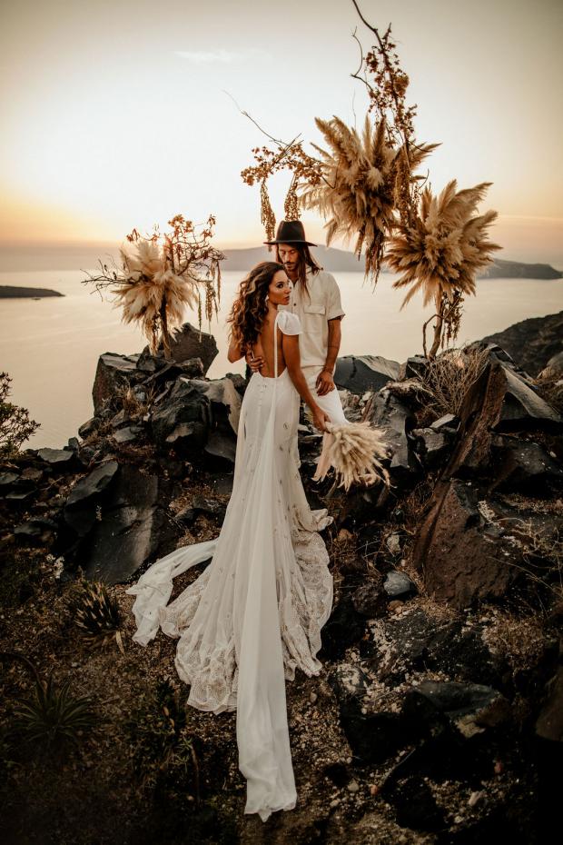 Adventurous elopement in Greece- pampas grass ceremony