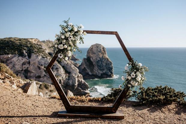 Hexagonal arch - adventurous elopement in Portugal