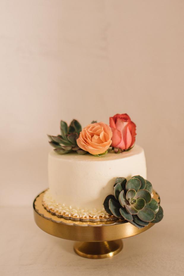 Wedding cake with roses and succulents 