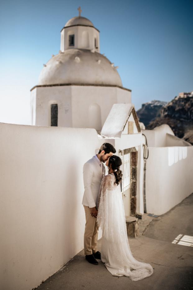 Modern and bohemian wedding in Santorini-Greece