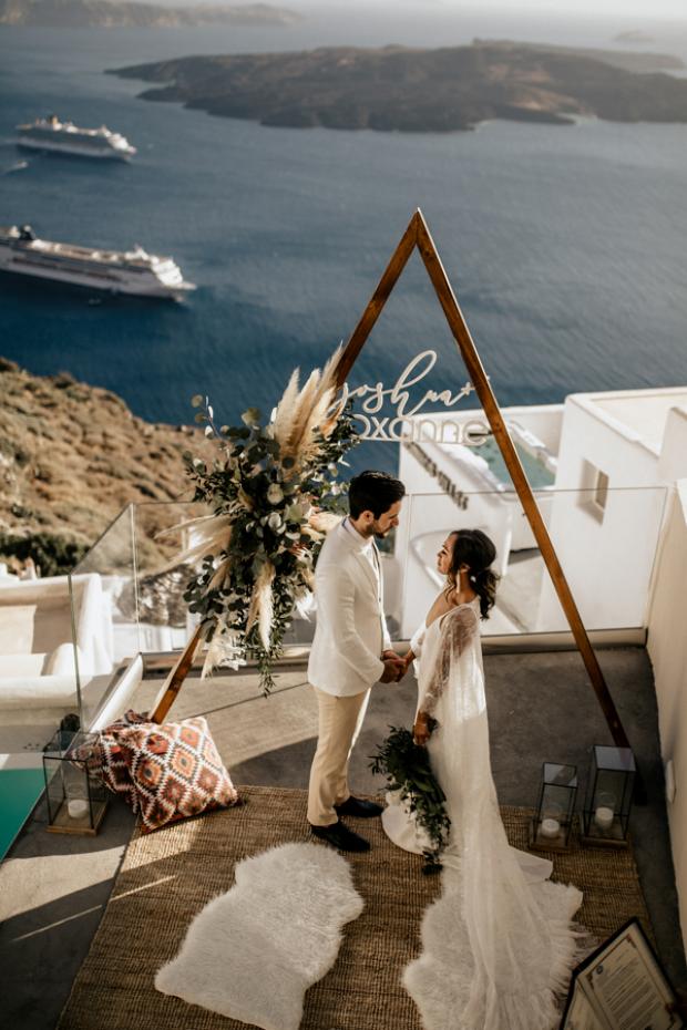 Bohemian & modern wedding in Santorini