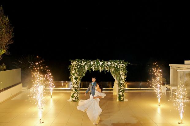 First dance with firework fountains 