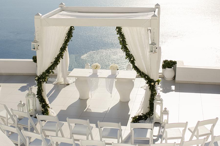 Elegant wedding in Santorini